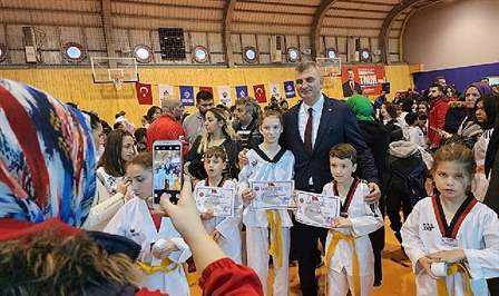 Gölcük Belediyespor bünyesindeki taekwando branşında bulunan 410 sporcu, düzenlenen törenle
