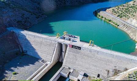 Güneş, su ile rüzgar gibi yerli ve yenilenebilir kaynaklardan enerji