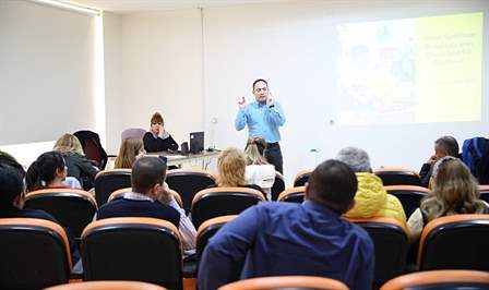 Eğitimde fırsat eşitliğini herkese sağlamak için birçok proje yürüten Aydın
