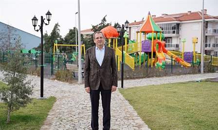 Ayvalık Belediyesi Park ve Bahçeler Müdürlüğü ekipleri adliye bölgesinde, engelli