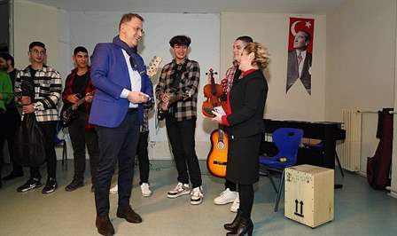Gürpınar Azime Yılmaz Anadolu Lisesi öğrencilerinden gelen müzik aleti isteğini