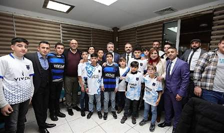 Bayraklı Belediye Başkanı Serdar Sandal, Nafiz Gürman Spor Kulübü’nün dayanışma