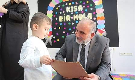 Canik Belediye Başkanı İbrahim Sandıkçı, öğrencilere karne dağıttı.