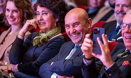 İzmir Büyükşehir Belediye Başkanı Tunç Soyer ile eşi Neptün Soyer,