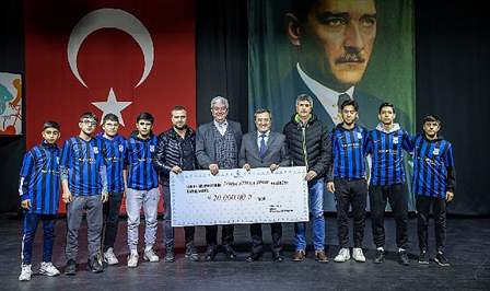 Konak ilçesinde faaliyet gösteren amatör spor kulüplerine destek töreninde konuşan
