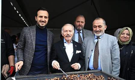Bayrampaşa Belediyesi tarafından düzenlenen Kestane Festivali’nde vatandaşlara bir ton kestane