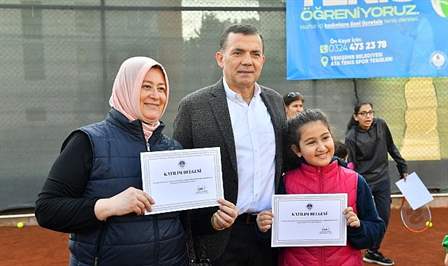 Mersin Yenişehir Belediyesi tarafından kadınlara yönelik başlatılan ücretsiz tenis kurslarına