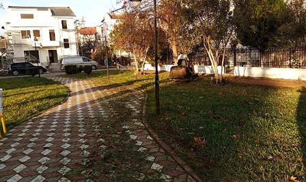 Edremit Belediyesi Park ve Bahçeler Müdürlüğü ekipleri Altınoluk’ta park çalışmalarına