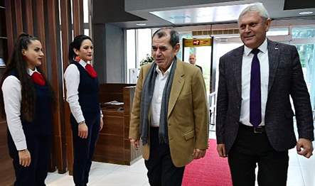Galatasaray Başkanı Dursun Özbek, Kemer Belediye Başkanı Necati Topaloğlu’na nezaket