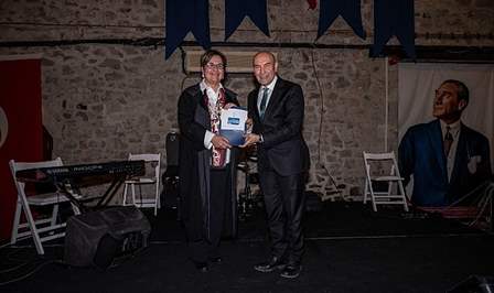 Başkan Soyer İzmir’in eski başkanlarına “Onur Kartı” verdi