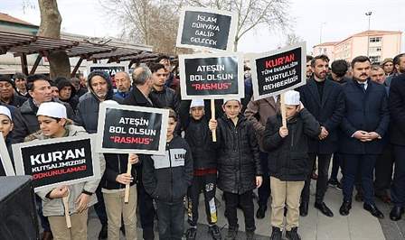 Kayseri’nin Yahyalı İlçesinde Cuma Namazı çıkışı toplanan Sivil Toplum Kuruluşları,