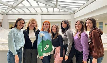 İstanbul Okan Üniversitesi Tekstil ve Moda Tasarımı Bölümü’nde eğitim gören