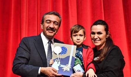 Gülen Yüzler Semt Kreşlerinde devam eden minikler Çukurova Belediye Başkanı