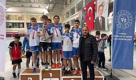 Osmangazi Belediyespor Badminton Takımı sporcuları, kıyasıya mücadelelerin yaşandığı Yıldızlar Bursa