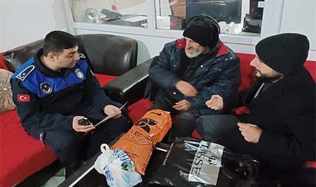 Havaların soğumasıyla birlikte sokaklarda kalan, yardıma muhtaç kimsesizlere Zeytinburnu Belediyesi
