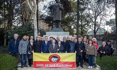 Nazım Hikmet, 121. doğum yıldönümünde Kültürpark’ta bulunan heykeli önünde Konak