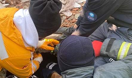 Antalya Büyükşehir Belediyesi İtfaiyesi, deprem bölgesinde arama kurtarma çalışmalarını aralıksız