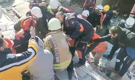 İstanbul Büyükşehir Belediyesi İtfaiye Arama Kurtarma ekipleri Hatay’da can kurtarmaya
