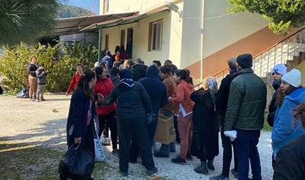Deprem bölgesinde; Burhaniye Belediye Başkan Yardımcısı Oktay Erbalaban başkanlığındaki, aralarında