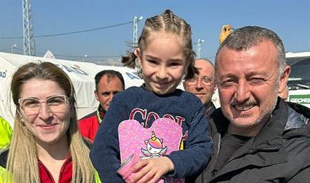 Deprem bölgesinde 11 gündür gece gündüz demeden ekiplerle beraber çalışan