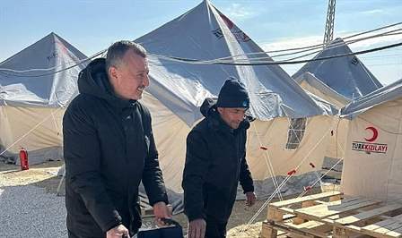 Büyükşehir’in Hatay’da kurduğu çadır kente yerleşen 86 yaşındaki Raziye teyze,