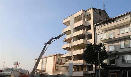 Büyükşehir Belediyesi, 17 Ağustos 1999 depreminde zarar gören ve ağır