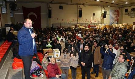 Çiğli Belediyesi'nin öncülüğünde depremzedelerin yaralarını sarmak amacıyla başlatılan ilçedeki dayanışma