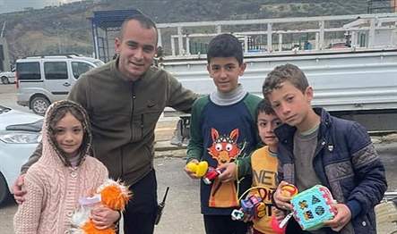 Gölcük Belediyesi zabıta ekipleri, Hatay’ın Defne ilçesinde depremzede çocuklara moral