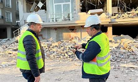 Deprem bölgesinde incelemelerde bulunan Ege Üniversitesi Mühendislik Fakültesi İnşaat Mühendisliği