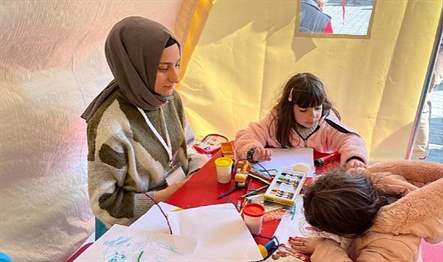 Depremden en çok etkilenenler kuşkusuz çocuklar. Kocaeli Büyükşehir, Hatay Defne’de