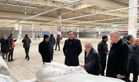 Deprem bölgesi için hazırlanan ayni yardımların toplanacağı eski Carrefoursa binasında