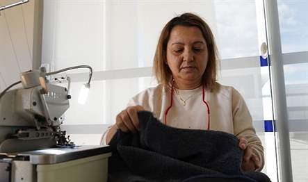 Lüleburgaz’da kadınlar depremzede vatandaşlar için bir araya gelerek kıyafet dikiyor.