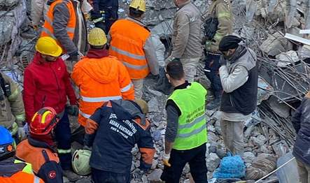 Depremin 5. gününde, deprem bölgesindeki enkazlarda arama kurtarma faaliyetleri ve