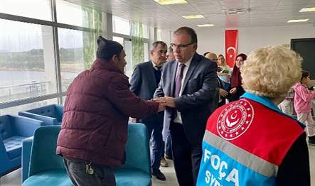Foçaya getirilen bir grup depremzedeler Yeni Foça Hizmetiçi Eğitim Enstitüsü
