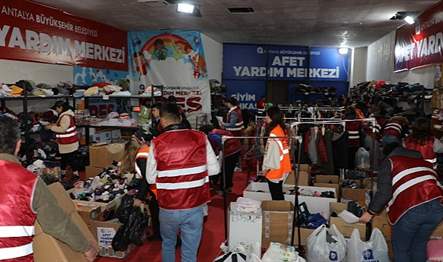 Antalya Büyükşehir Belediyesi’nin Doğu Garajı Kültür ve Ticaret Merkezi’nde depremzedeler