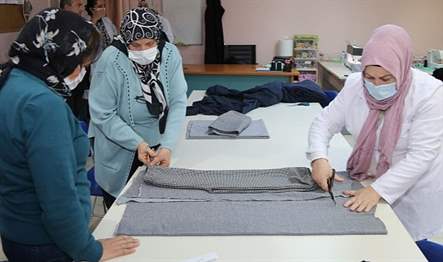 Gölcük’te yaşayan kadınlar; el becerilerini geliştirmek için gittikleri meslek edindirme
