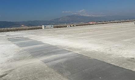 Deprem felaketleri sonucunda Hatay Havalimanı pistinde oluşan tahribatın onarım çalışmaları