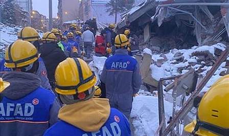 Deprem bölgesinde arama kurtarma çalışmalarına katılan İnegöl Belediyesi ekipleriyle İnegöl’den