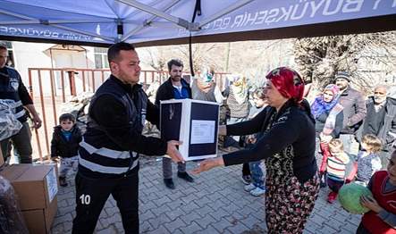İzmir Büyükşehir Belediyesi, Adıyamanlı 60 yaşındaki depremzede Hasan Yavuz’un kapısını
