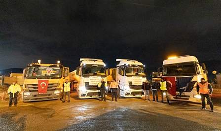 Depremle birlikte teyakkuza geçen İzmir Büyükşehir Belediyesi, bölgeye desteğini sürdürüyor.