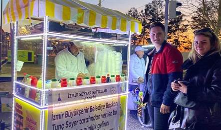 İzmirli seyyar satıcılar depremzedeler için harekete geçti. Konak'ta seyyar olarak