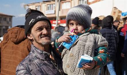 Deprem bölgesinde yaraları sarmaya ve vatandaşa destek olmaya çalışan Karşıyaka