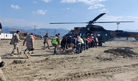 TSK’nın tahsis ettiği helikopterlerle yardım ulaştırılıyor