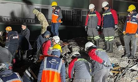 Madenciler, enkaz altındaki canları kurtarıyor, yolları havaalanlarını tamir ediyor