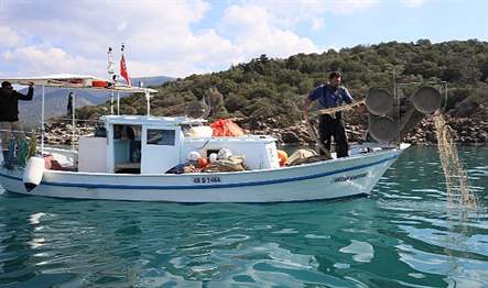 Muğla balıkçıları, Türkiye için “Tek Yürek” dayanışması kapsamında ağlarını depremden