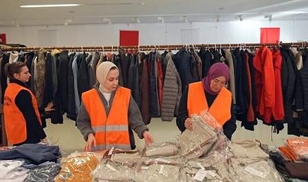 Osmangazi Belediyesi, kente gelen depremzedelerin kıyafet ve günlük ihtiyaçlarını Sevgi