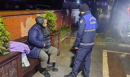 Kocaeli Büyükşehir Belediyesi Zabıta ekipleri, hafta sonunda yaşanan soğuk havada