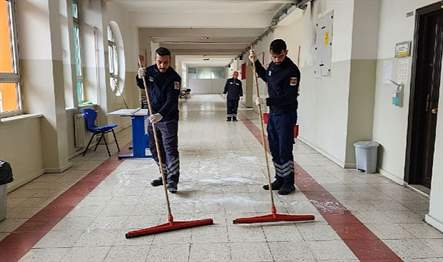 Yarıyıl tatili dönüşü Zeytinburnu’ndaki tüm okullar tertemiz. İlçedeki 54 okulun