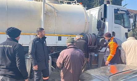 Foça Belediye Başkanı Fatih Gürbüz ve belediye çalışanları Hatay Defne’deki