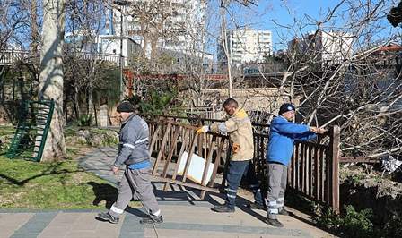 Antalya Büyükşehir Belediyesi, Yavuz Özcan Parkı’ndaki ahşap korkulukların kimliği belirsiz